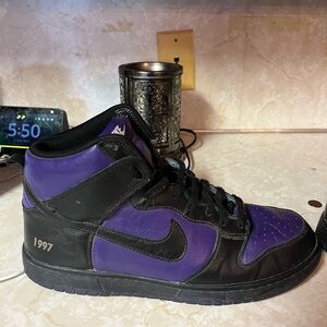 Nike High-Top Sneaker in Purple and Black